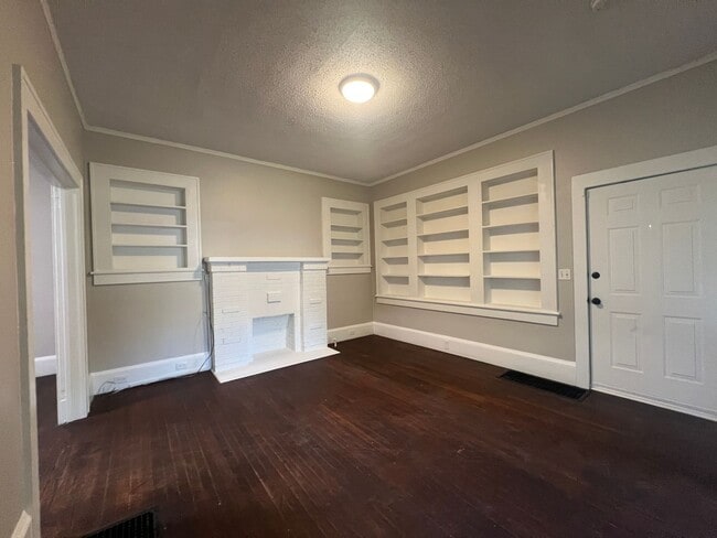 Building Photo - **MOVE-IN Special $500 off the 1st full month's rent with lease signed by 12/10/25**