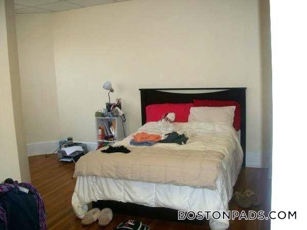 Building Photo - 879 Beacon St