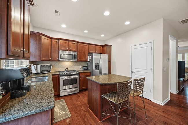 Building Photo - Extremely well-maintained 3-bedroom, 3.5 bath townhome in Baxter Village!