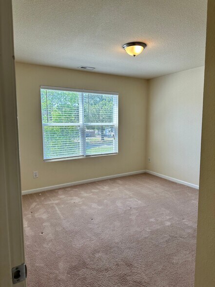 Building Photo - 205 Gee St
