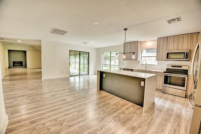 Building Photo - 15626 Whitewater Ln