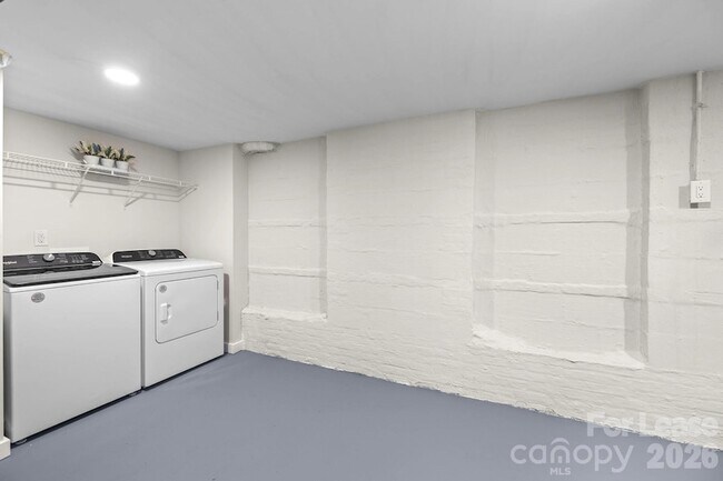 Building Photo - 801 Davenport St