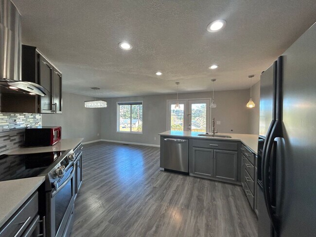 Building Photo - AVAILABLE NOW!! 3bd/2ba FANTASTIC Dead End...