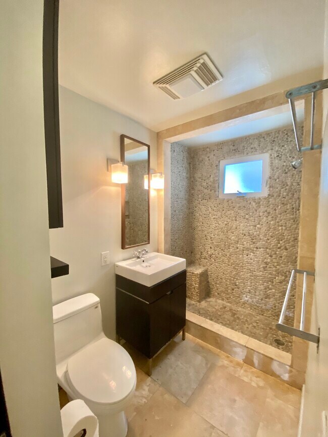 Building Photo - 801 Henry Clay Ave