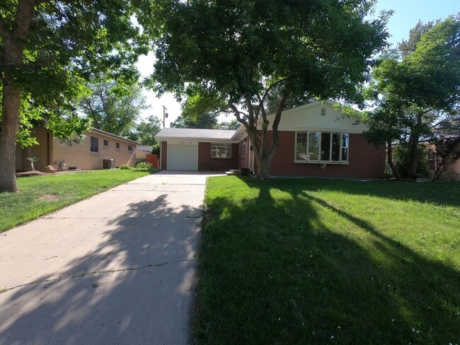 Building Photo - Beautifully remodeled 3 bed 2.5 bath house in Broomfield