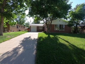 Building Photo - Beautifully remodeled 3 bed 2.5 bath house in Broomfield