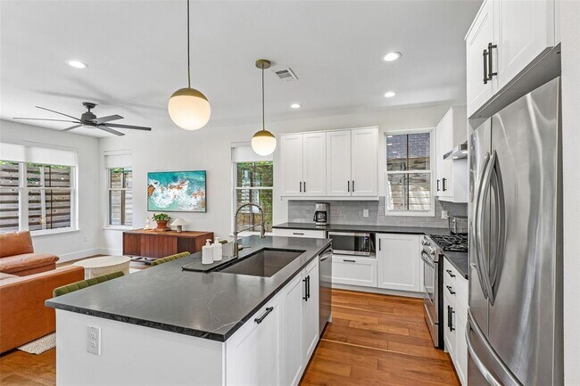 Building Photo - 1706 Perez St