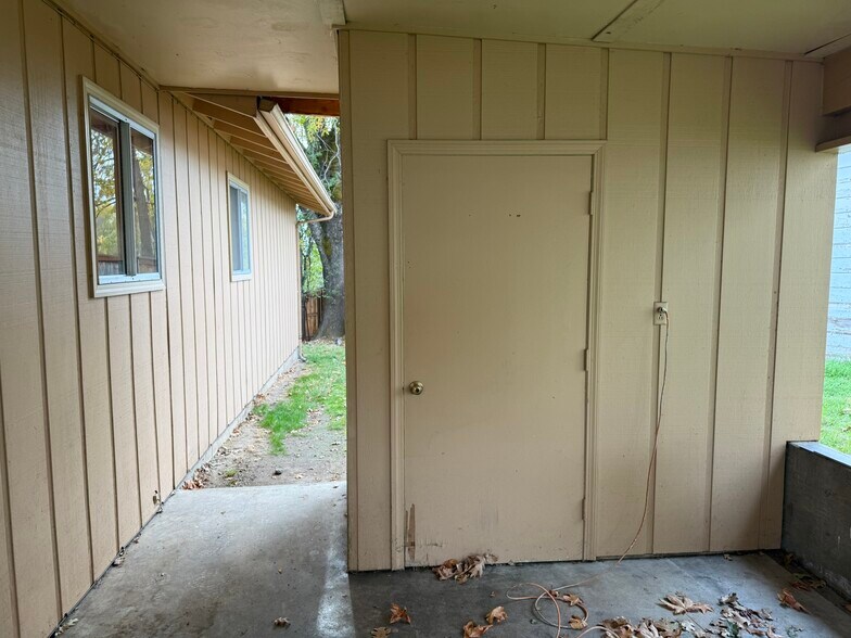 Building Photo - 1337 SW Foundry St