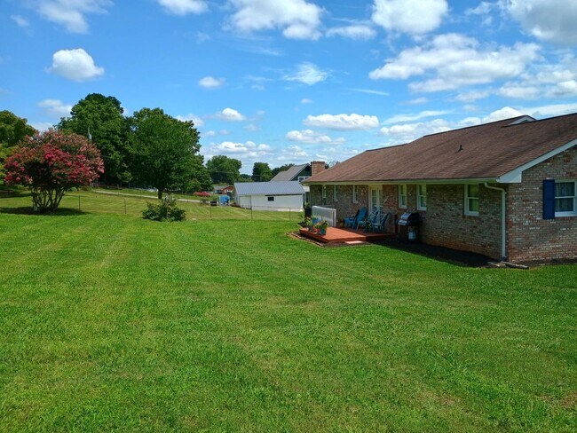 Building Photo - 4 Bed/2 Bath Brick Home - Church Hill TN
