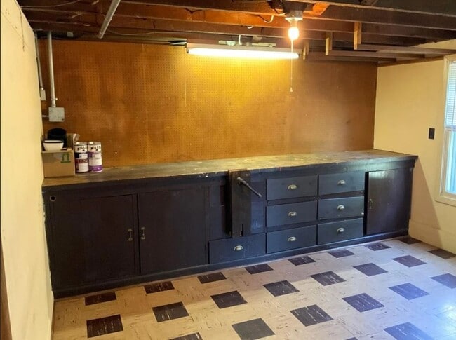 Building Photo - Charming Maplewood SFH with garden beds, fruit trees and finished basement