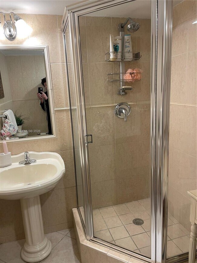 Building Photo - 2555 Collins Ave