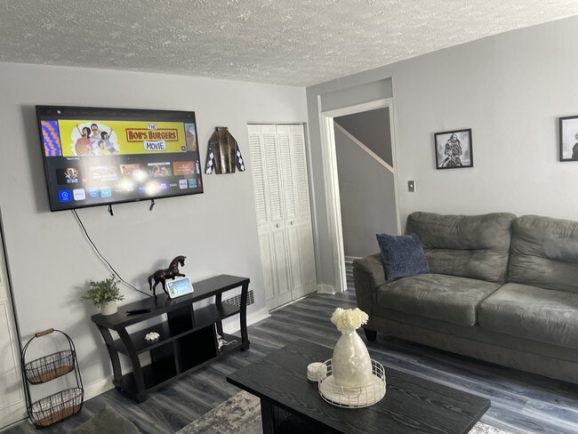 Building Photo - 123 Montmullin St