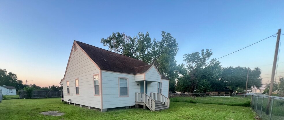 Primary Photo - 7215 Apache St