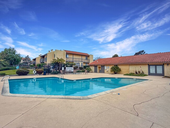 Building Photo - Bright & Updated 2-Bed Condo in Gated Vill...