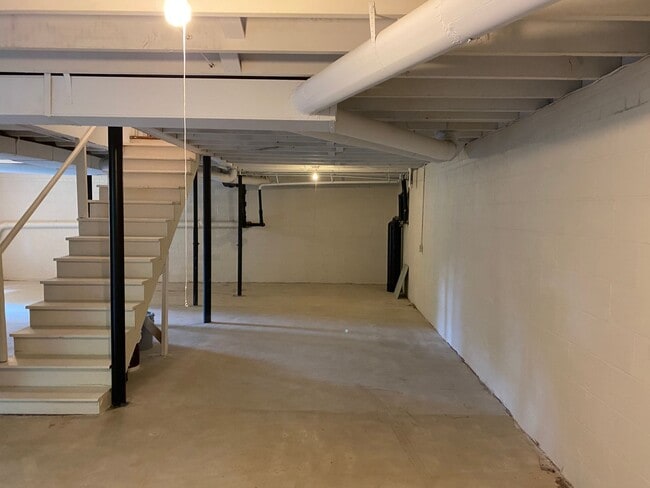 Building Photo - AVAILABLE TO SHOW!