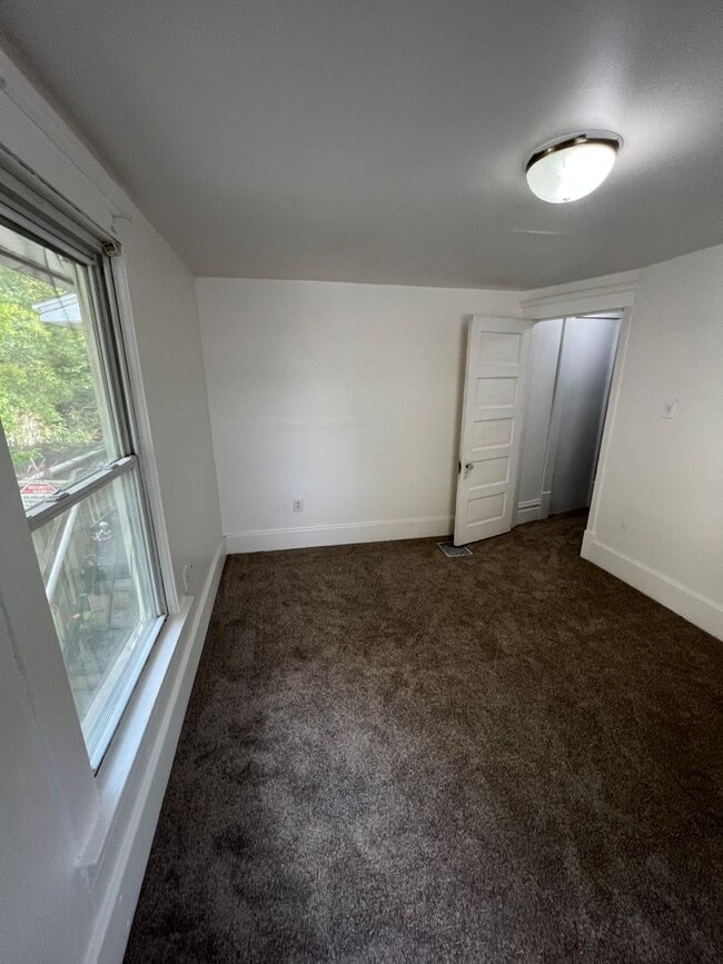 Building Photo - 3 Bedroom 1 Bathroom House (move in ready)