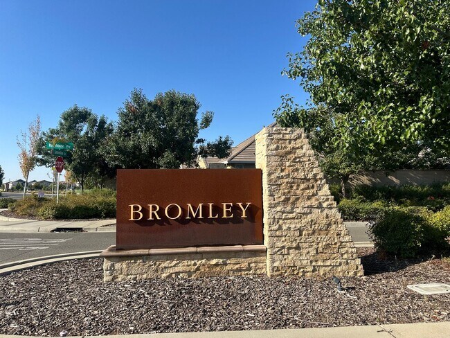 Building Photo - Impressive All Single Story 3 Bedroom, 2.5...