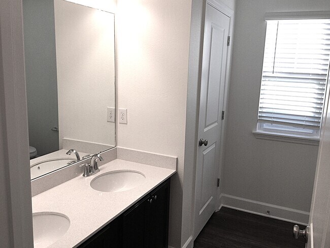 Building Photo - 1016 Walden Pond Dr