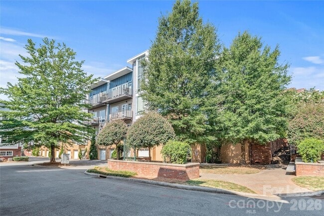 Building Photo - 2200 Lyndhurst Ave