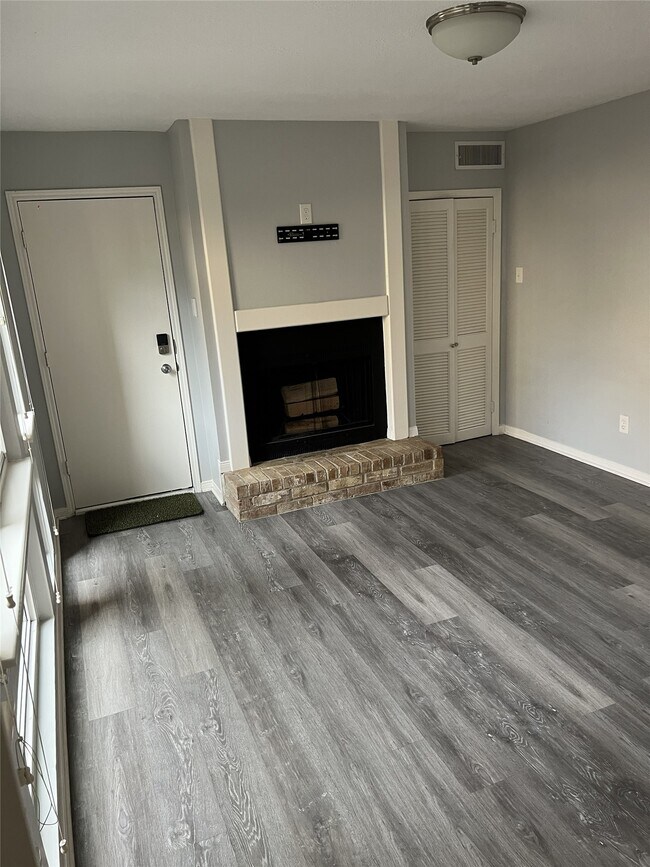 Building Photo - 800 Country Pl Dr