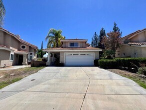 Building Photo - Spacious 4 Bedroom Home with Expansive Bac...