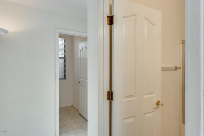 Building Photo - AVAILABLE NOW: Gorgeous 3 Bedroom 2 Bathro...