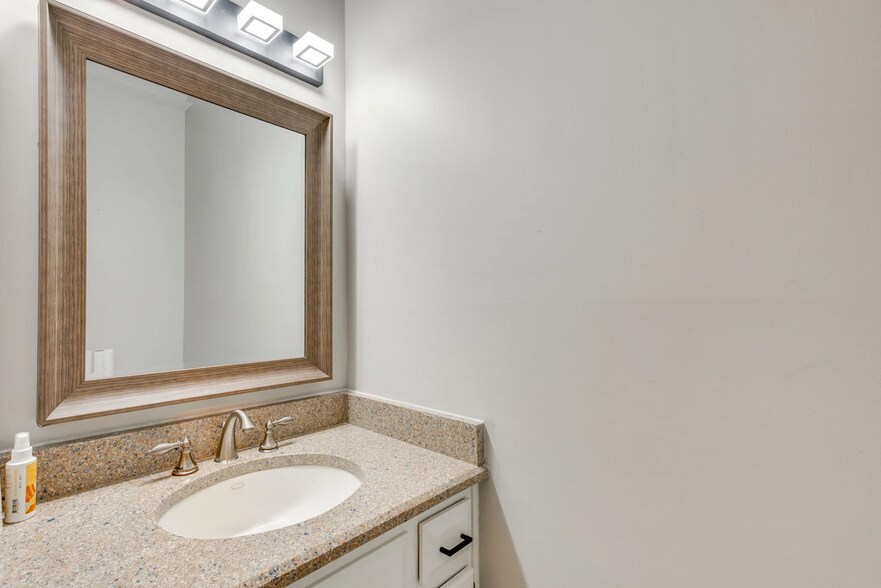 Building Photo - 2093 Breconridge Dr S W