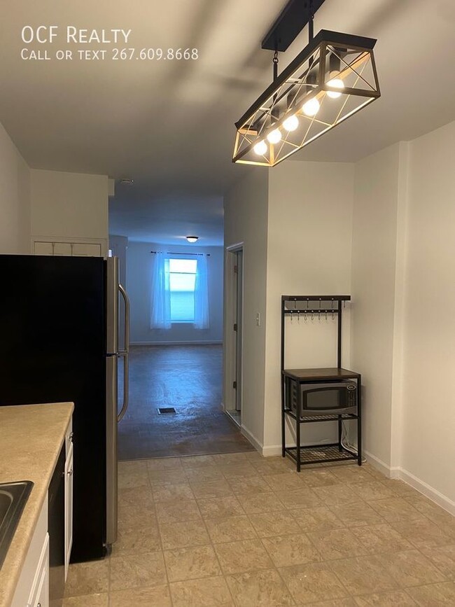 Building Photo - Large Renovated Point Breeze Rowhome