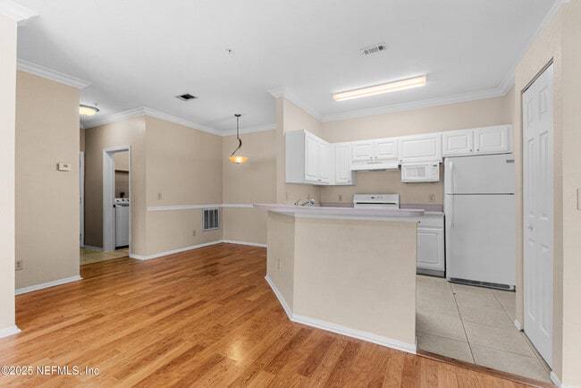 Building Photo - 13810 Sutton Park Dr N