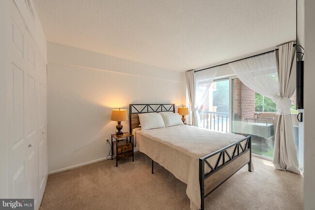 Building Photo - 1300 Army Navy Dr