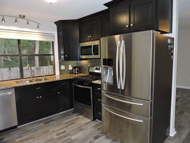 Building Photo - Convenient westside location!