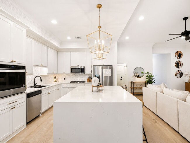 Building Photo - Custom Home Off Tiger Bend|Great Location