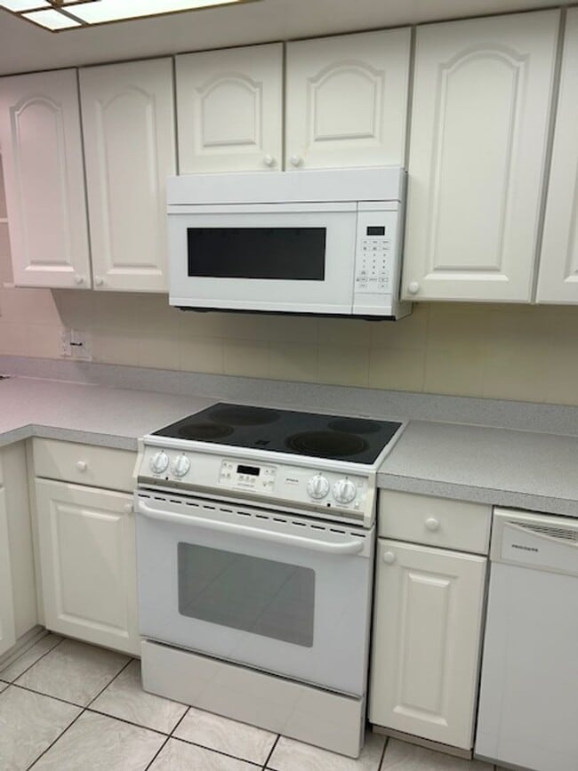 Building Photo - Well maintained 2/2 condo in 55+ community