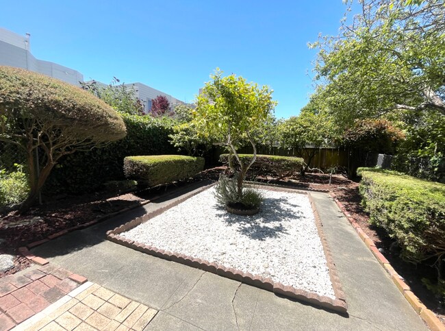 Building Photo - Marina: Bright Top Floor 1 Bed 1 Bath with...