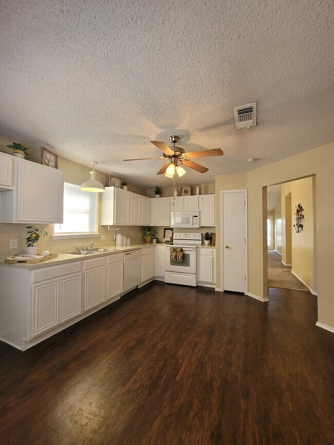 Building Photo - Cozy 3/2/2 in Fort Worth