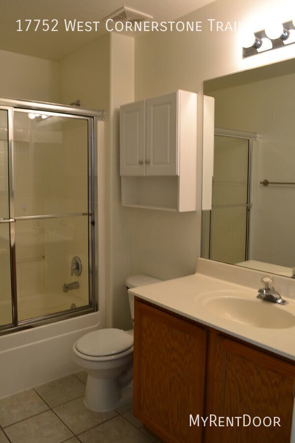 Building Photo - Sweet 3 bedroom with Pool - Feb 1 Availabi...