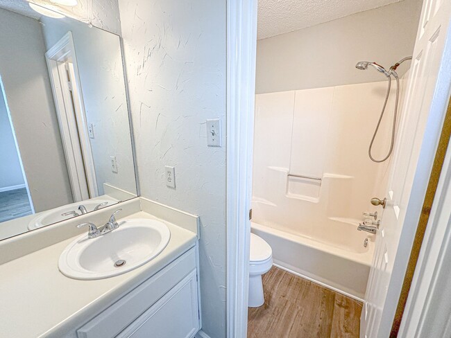 Building Photo - 2 Bedroom, 2.5 Bathroom Boardwalk Condo Near Baylor!