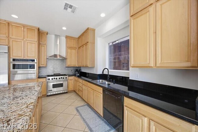 Building Photo - 2765 Struan Ave
