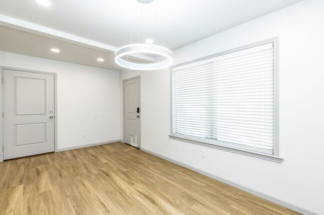 Building Photo - Move In Special On This Luxurious Townhome...