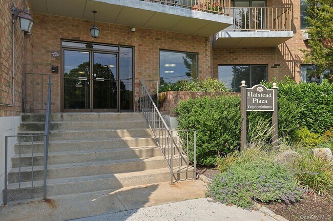Building Photo - 560 Halstead Ave