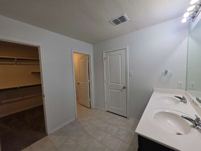 Building Photo - Ready Now – Freshly Painted & Move-In Ready!