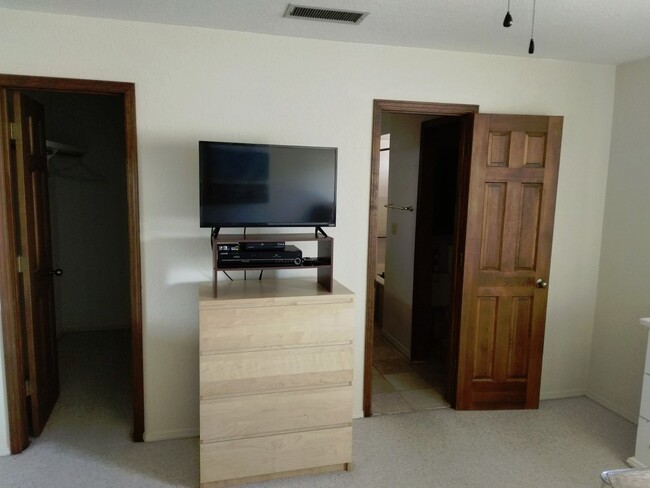 Building Photo - 2 Bed 2 Bath Fully Furnished