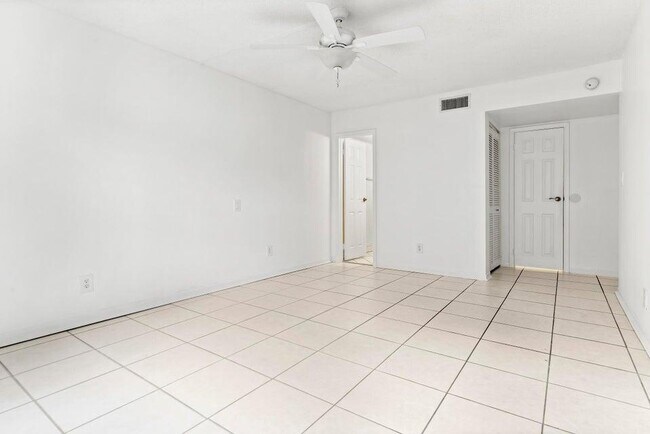 Building Photo - 345 W Laurel Dr