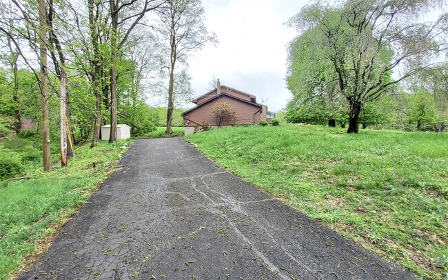 Building Photo - 40 Felter Hill Rd
