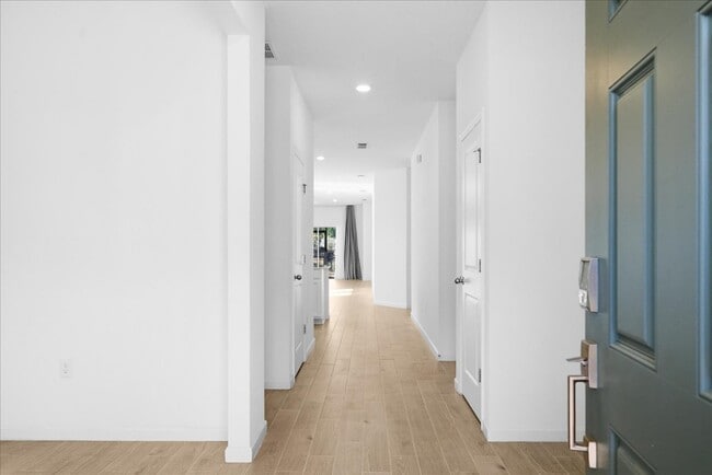 Building Photo - 100 Lake Sinclair St