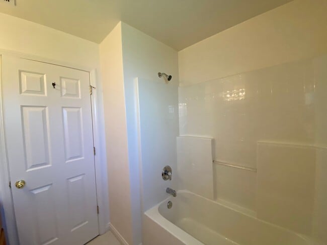 Building Photo - Charming Veneta Home!