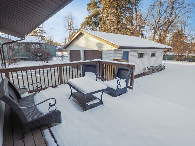Building Photo - Open and Updated 2-Bed Home with Granite & Hardwood  in Arden Hills!"