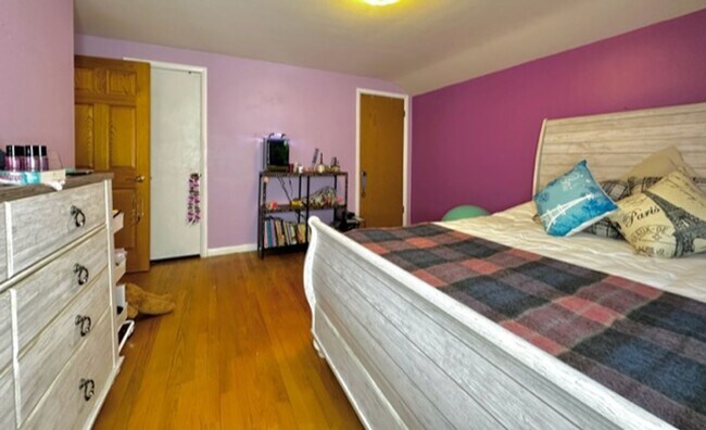 Building Photo - Beautiful / Spacious 3 Bed 3 Bath Ranch Style Single Family Home!