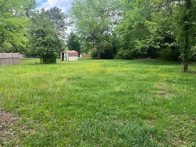 Building Photo - 3 Bedroom Rancher on Spacious Lot