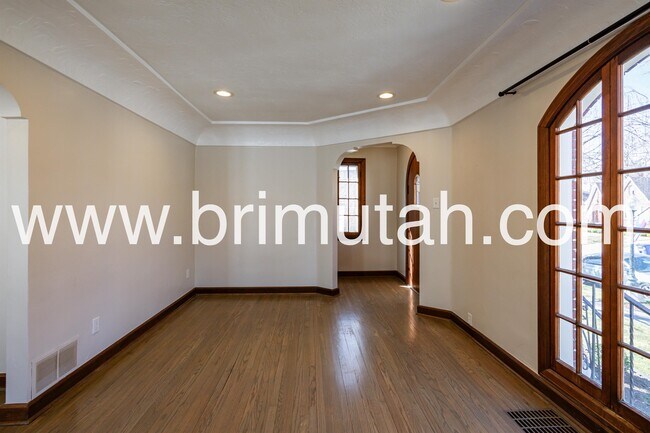 Building Photo - 1572 Kensington Ave